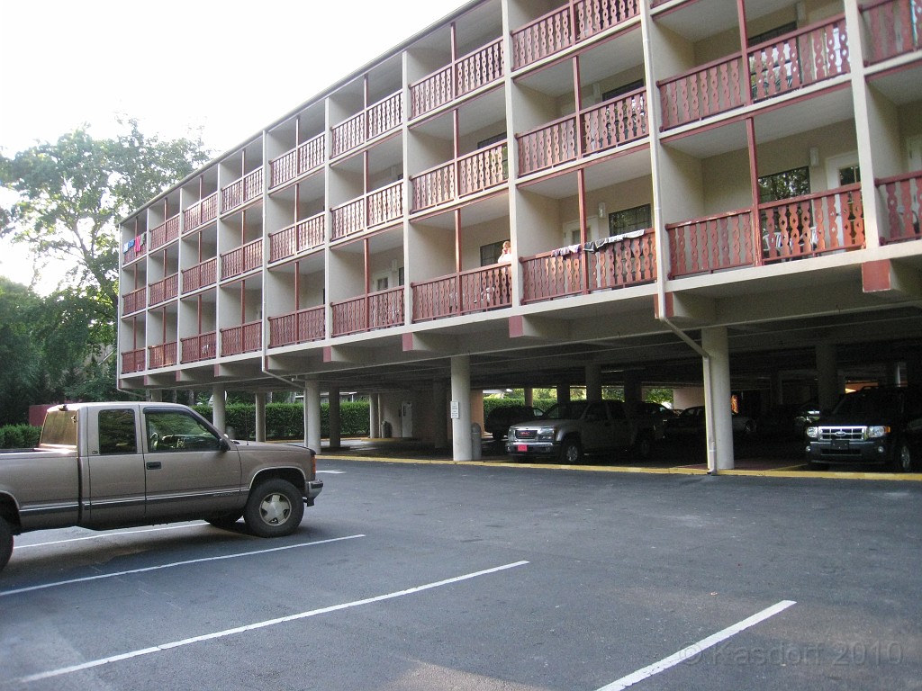 Helen to Unicoi 2010 0545.jpg - I always find these designs sort of novel, The garage is the first floor.